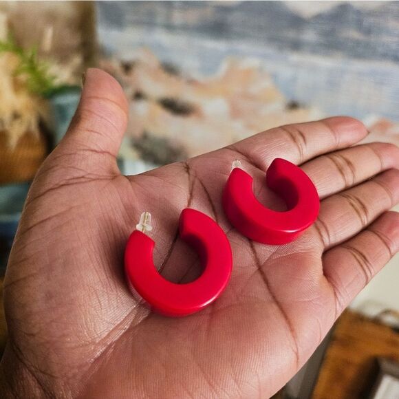 Retro Vintage Red Chunky Style Flat Hoop Statement Earrings. - Picture 13 of 15